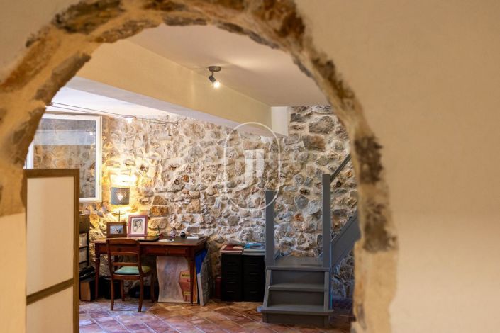 Image No.7-5 Bed House for sale