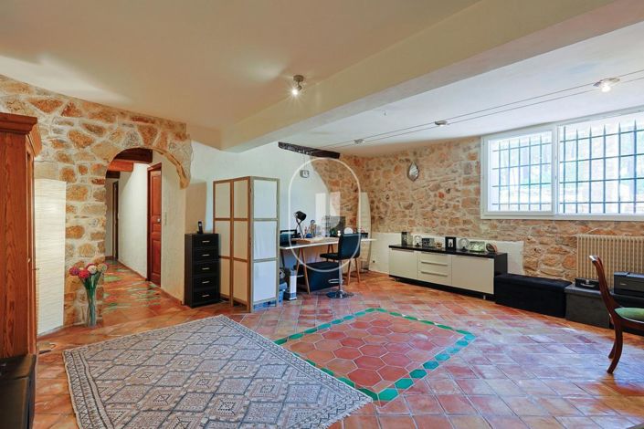 Image No.8-5 Bed House for sale