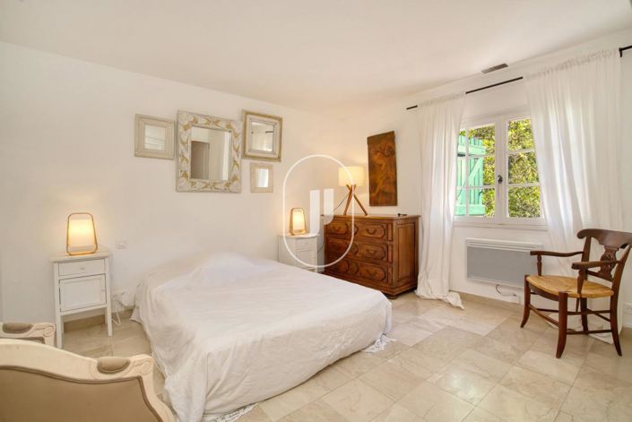 Image No.8-5 Bed House for sale