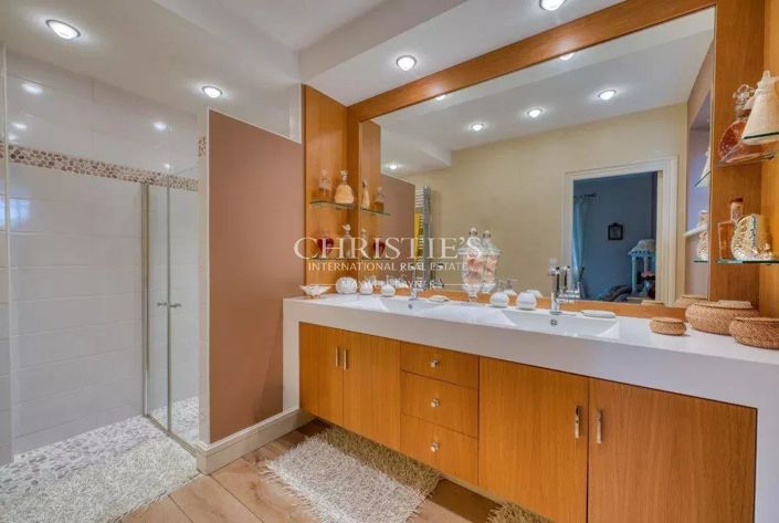 Image No.7-5 Bed House for sale