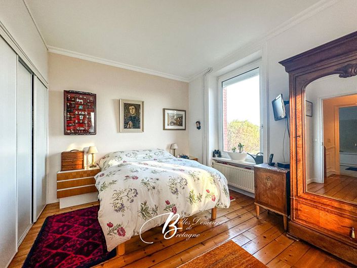 Image No.8-5 Bed House for sale