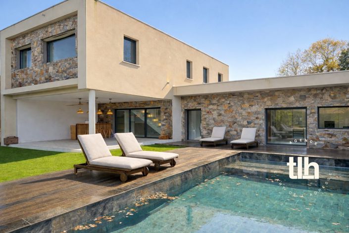 Image No.4-4 Bed Property for sale