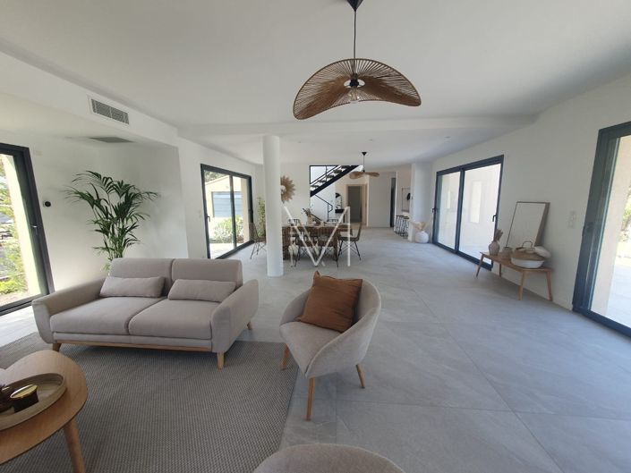 Image No.4-5 Bed House for sale