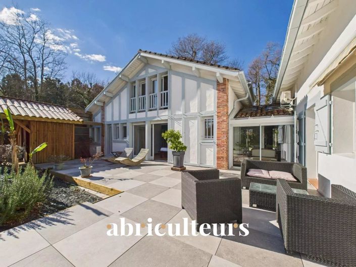 Image No.2-8 Bed House for sale