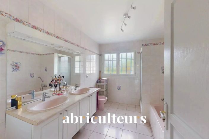 Image No.10-4 Bed House for sale