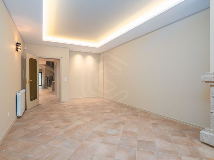 Image No.5-2 Bed House for sale