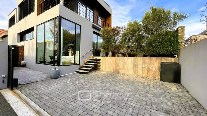 Image No.2-4 Bed House for sale