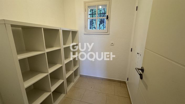 Image No.8-5 Bed House for sale