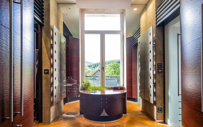 Image No.10-7 Bed Property for sale