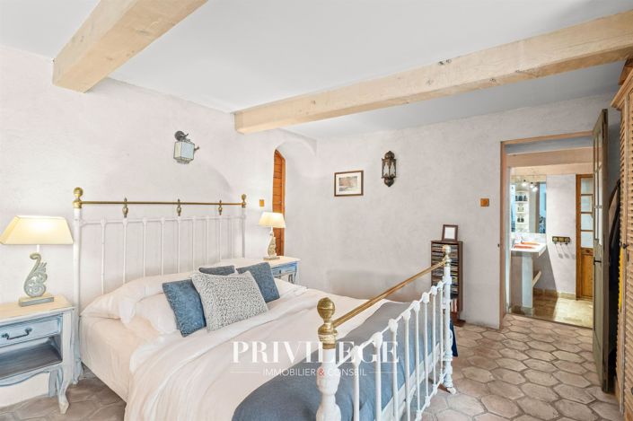 Image No.30-10 Bed House for sale