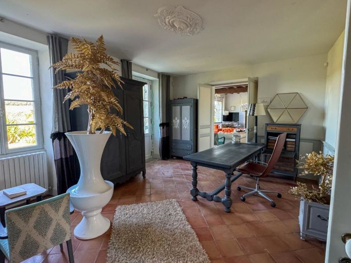 Image No.8-7 Bed House for sale