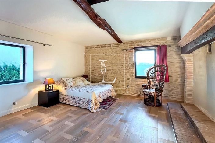 Image No.10-6 Bed Property for sale