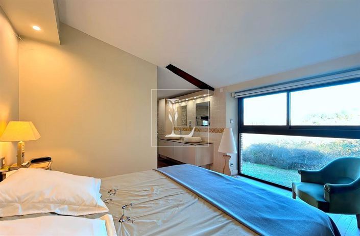 Image No.11-6 Bed Property for sale