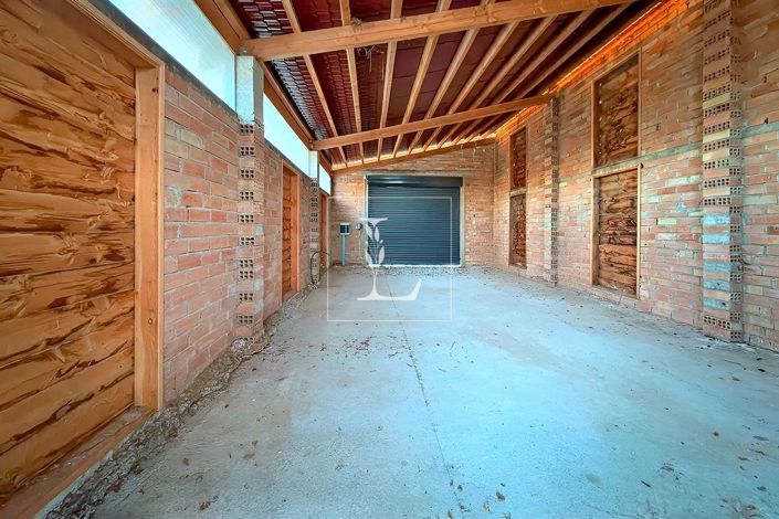 Image No.19-6 Bed Property for sale