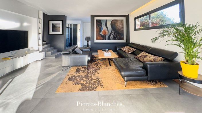 Image No.2-4 Bed House for sale