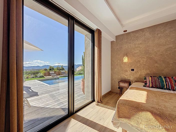 Image No.6-5 Bed House for sale