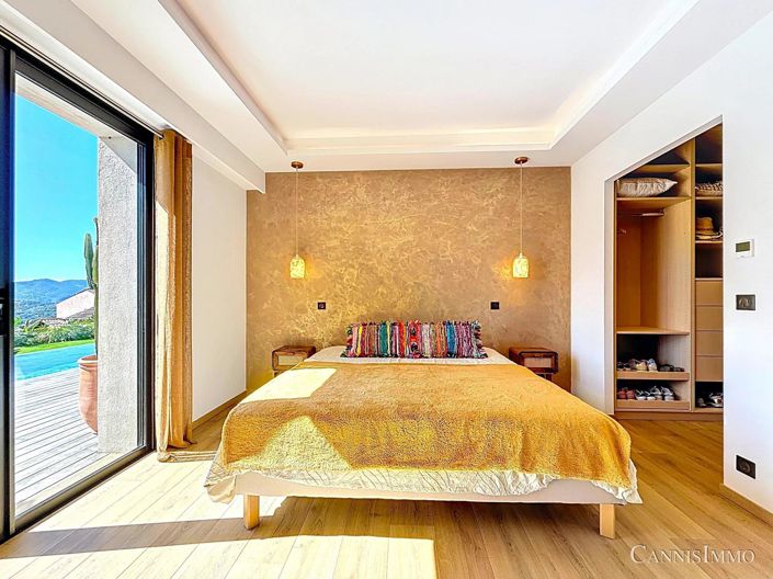 Image No.8-5 Bed House for sale