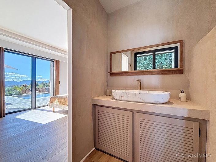 Image No.8-5 Bed House for sale