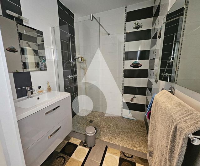 Image No.11-3 Bed House for sale