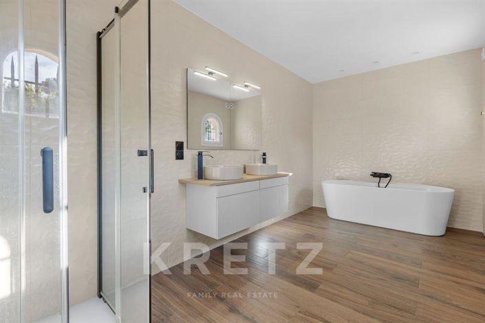 Image No.12-4 Bed Property for sale