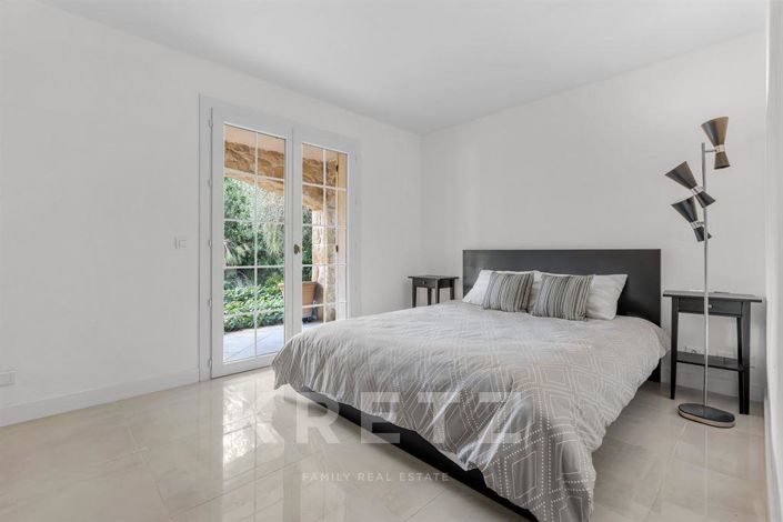 Image No.16-4 Bed Property for sale