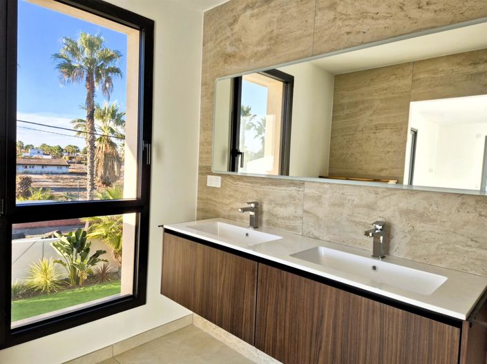 Image No.18-4 Bed House for sale