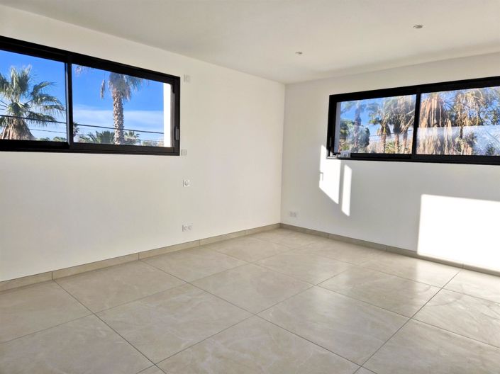 Image No.25-4 Bed House for sale