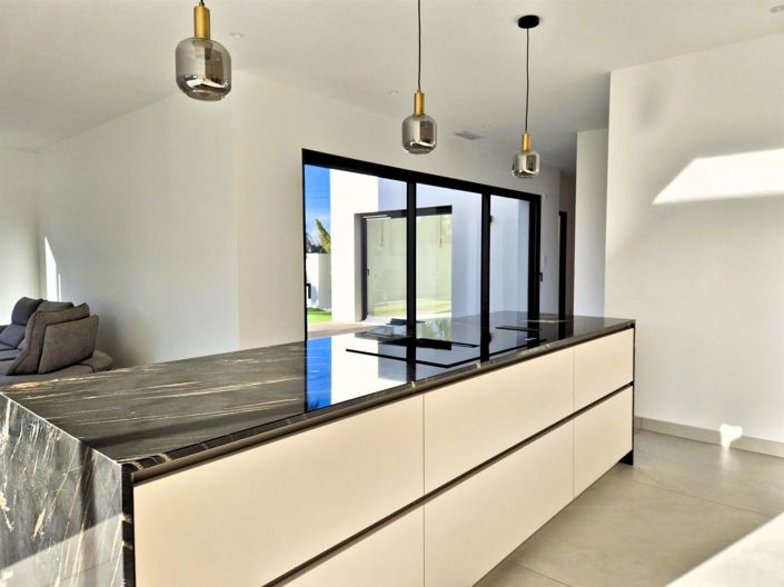 Image No.3-4 Bed House for sale