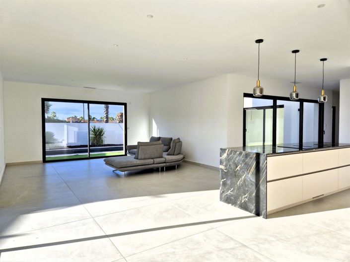 Image No.8-4 Bed House for sale