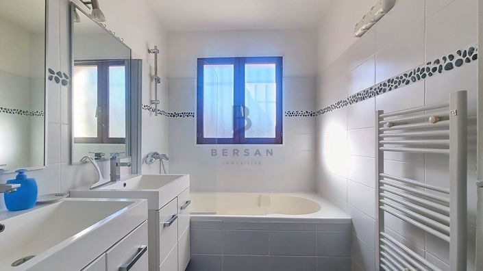 Image No.18-4 Bed House for sale