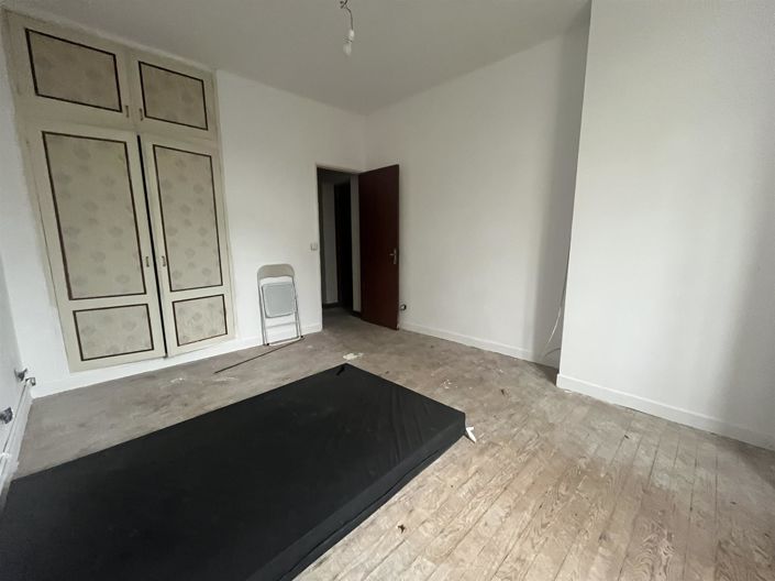 Image No.8-8 Bed House for sale