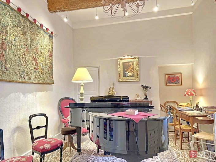 Image No.8-10 Bed House for sale