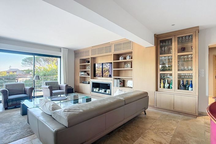 Image No.2-6 Bed House for sale