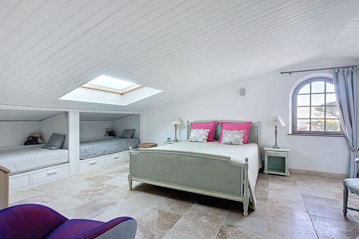 Image No.7-6 Bed House for sale