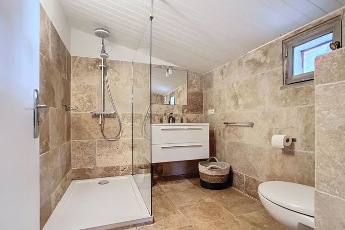 Image No.8-6 Bed House for sale