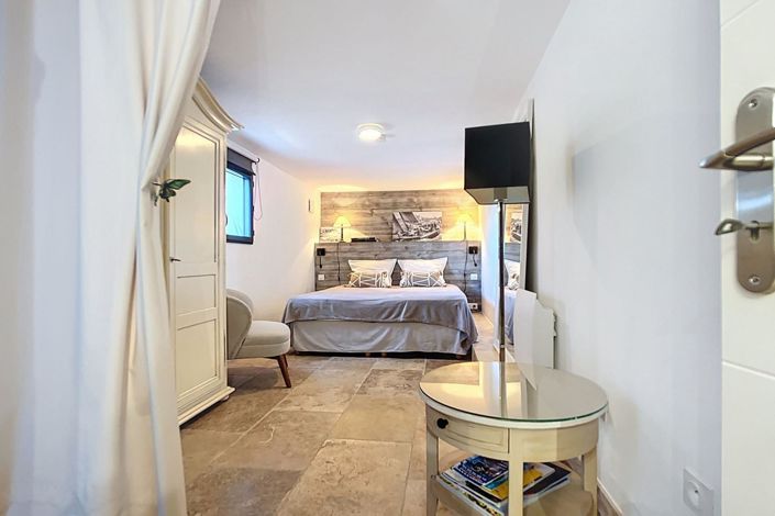 Image No.9-6 Bed House for sale