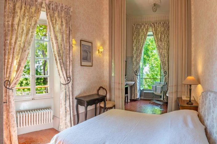 Image No.12-12 Bed Property for sale