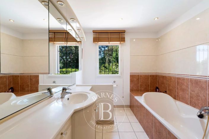 Image No.20-4 Bed House for sale