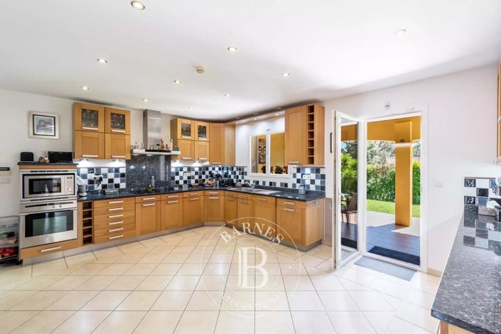 Image No.6-4 Bed House for sale