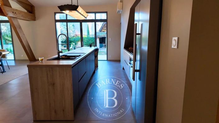 Image No.10-8 Bed House for sale