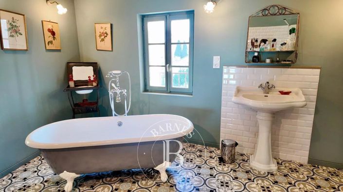 Image No.7-8 Bed House for sale