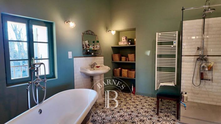 Image No.8-8 Bed House for sale