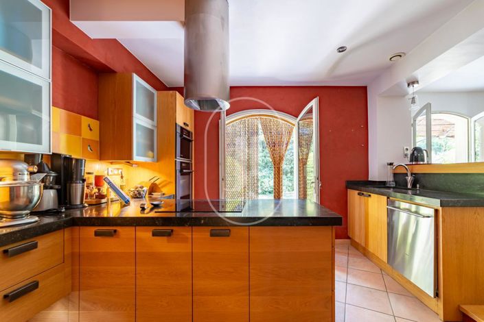 Image No.8-4 Bed House for sale