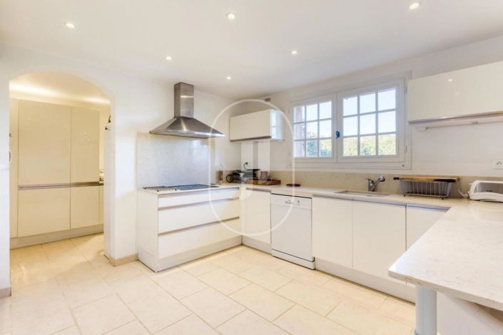 Image No.6-8 Bed House for sale