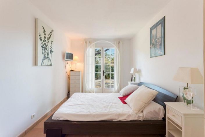 Image No.7-8 Bed House for sale