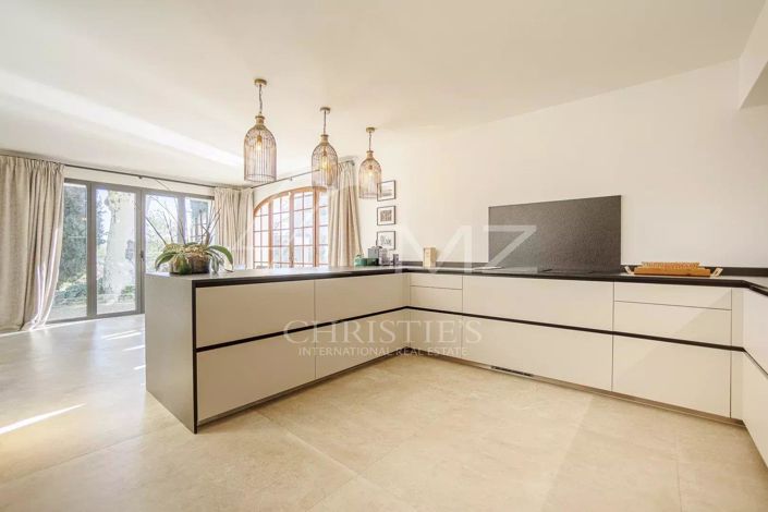 Image No.6-5 Bed House for sale