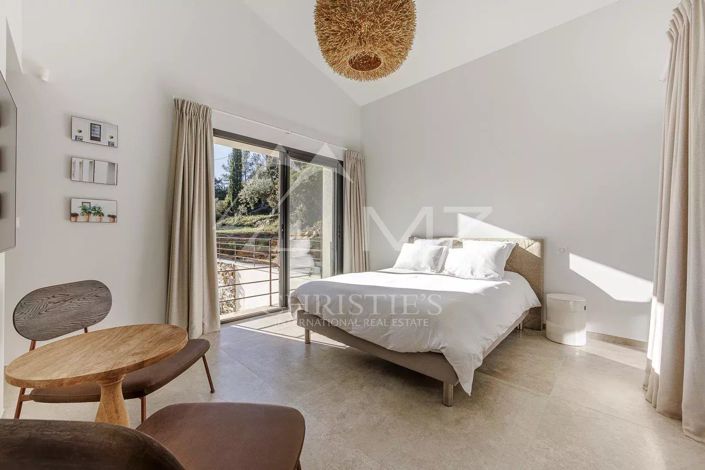 Image No.8-5 Bed House for sale