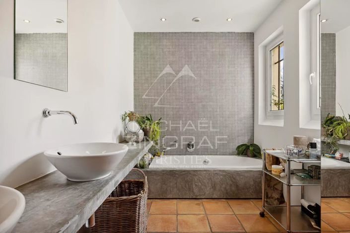 Image No.8-5 Bed House for sale