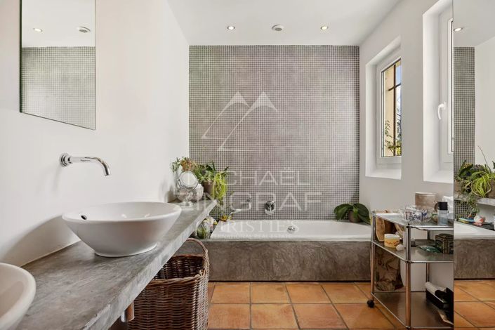 Image No.8-5 Bed House for sale