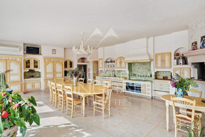 Image No.8-10 Bed House for sale